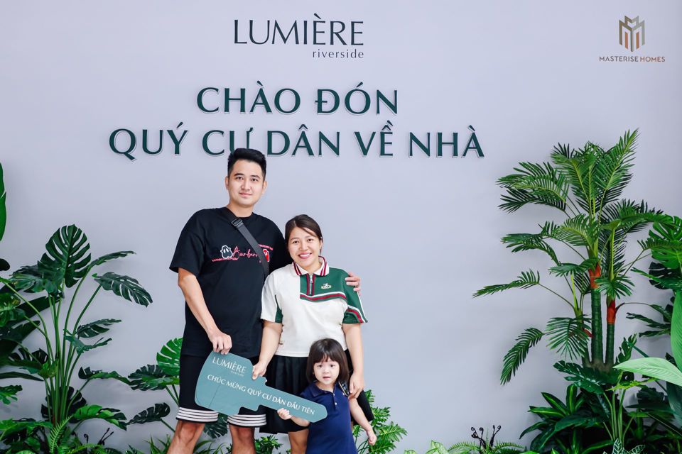 Cư d&acirc;n chụp ảnh lưu niệm