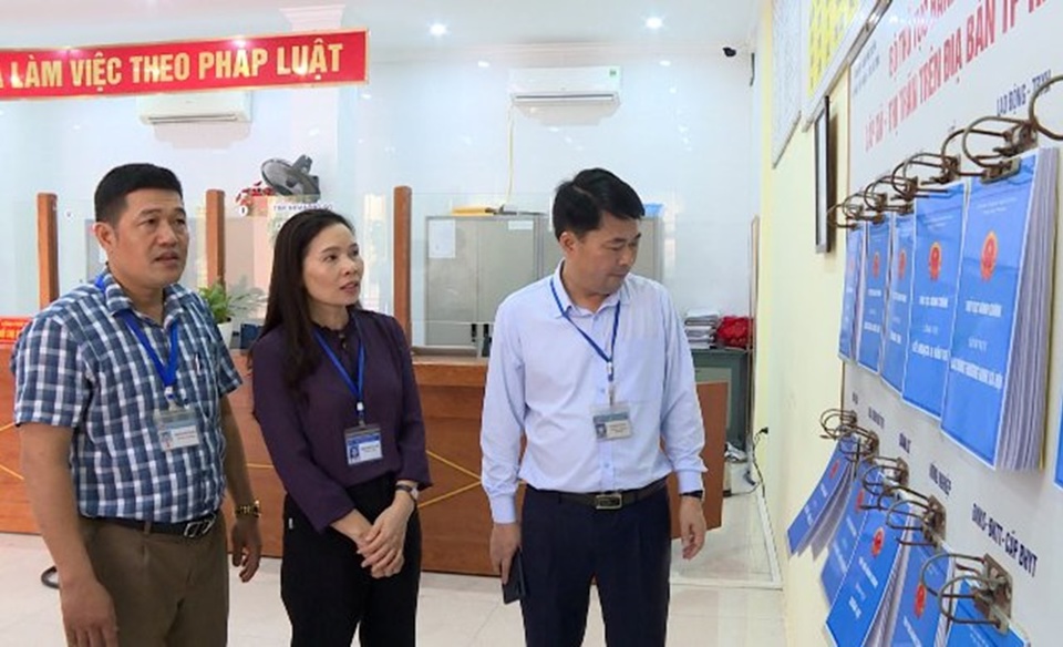 Ph&oacute; Chủ tịch UBND huyện Ph&uacute; Xuy&ecirc;n Nguyễn Mạnh Huy kiểm tra c&ocirc;ng t&aacute;c CCHC c&aacute;c đơn vị&nbsp;
