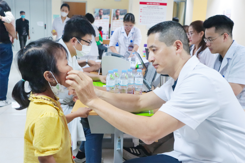 Từ ng&agrave;y 11/12/2023 &ndash; 15/12/2023, Bệnh viện E phối hợp với Tổ chức Operation Smile tổ chức kh&aacute;m, điều trị v&agrave; phẫu thuật miễn ph&iacute; d&agrave;nh cho người bệnh mắc dị tật khe hở m&ocirc;i, v&ograve;m miệng v&agrave; nhiều dị tật kh&aacute;c tại Bệnh viện E.