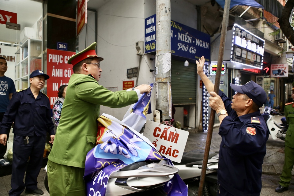 Ban Chỉ đạo 197 phường Cống Vị ki&ecirc;n quyết xử phạt c&aacute;c trường hợp lấn chiếm l&ograve;ng đường vỉa h&egrave;.