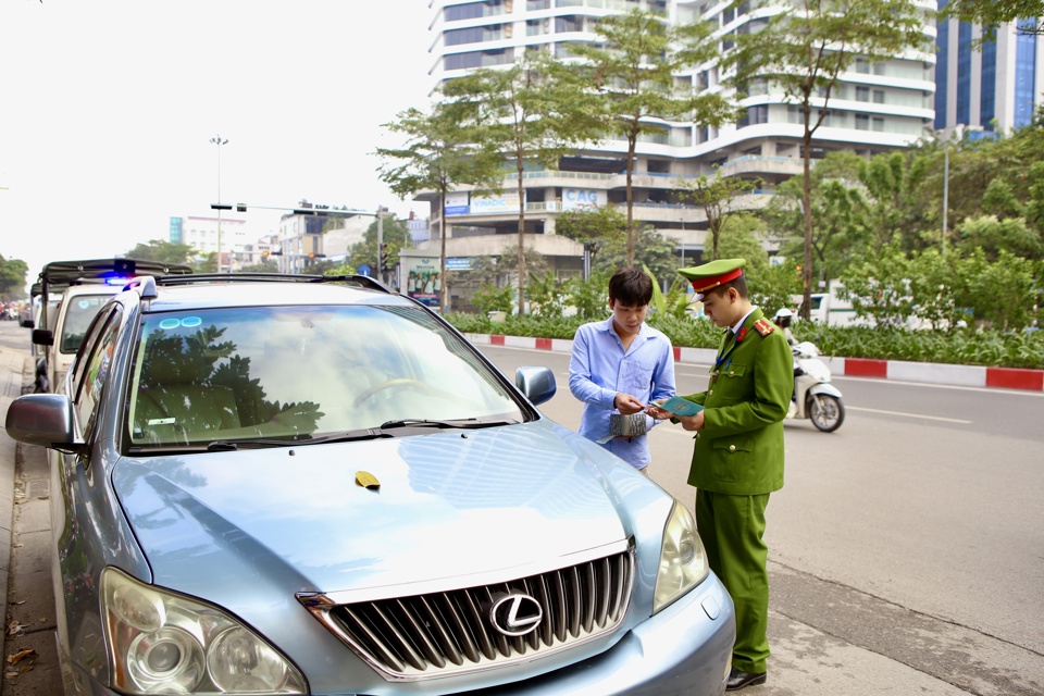 Lực lượng chức năng xử l&yacute; trường hợp &ocirc; t&ocirc; tại phố Liễu Giai dừng đỗ sai quy định, lấn chiếm l&ograve;ng đường vỉa h&egrave; g&acirc;y mất an to&agrave;n giao th&ocirc;ng, trật tự đ&ocirc; thị.