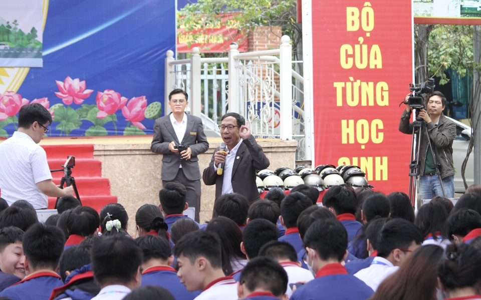 &Ocirc;ng Lưu Xu&acirc;n B&igrave;nh &ndash; nguy&ecirc;n Ph&oacute; Ch&aacute;nh văn ph&ograve;ng, Ban ATGT th&agrave;nh phố H&agrave; Nội giao lưu với c&aacute;c em học sinh trường THCS - THPT H&agrave; Th&agrave;nh.