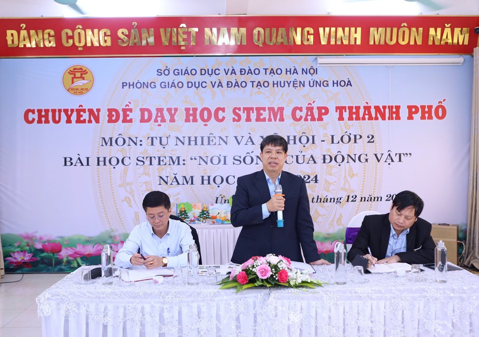 Trưởng ph&ograve;ng Gi&aacute;o dục Tiểu học - Sở GD&amp;ĐT H&agrave; Nội Đ&agrave;o T&acirc;n L&yacute; ph&aacute;t biểu tại Chuy&ecirc;n đề dạy học STEM cấp TP tại huyện Ứng Ho&agrave;.