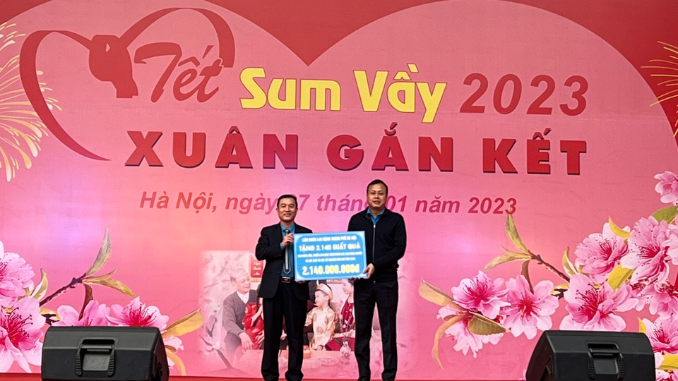 L&atilde;nh đạo LĐLĐ TP tham dự v&agrave; tặng qu&agrave; cho ĐV-NLĐ tại chương tr&igrave;nh Tết Sum vầy 2023 do C&ocirc;ng đo&agrave;n c&aacute;c Khu c&ocirc;ng nghiệp v&agrave; Chết xuất H&agrave; Nội