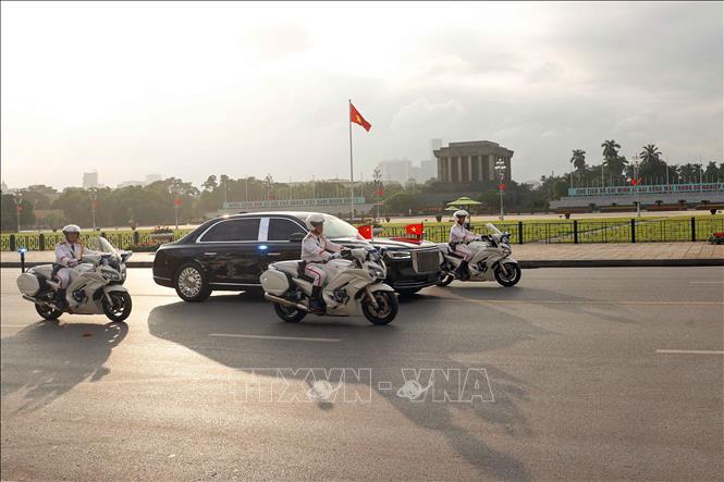 Đo&agrave;n xe của Đo&agrave;n đại biểu cấp cao Trung Quốc di chuyển tr&ecirc;n đường Độc Lập đến Phủ Chủ tịch. Ảnh: TTXVN