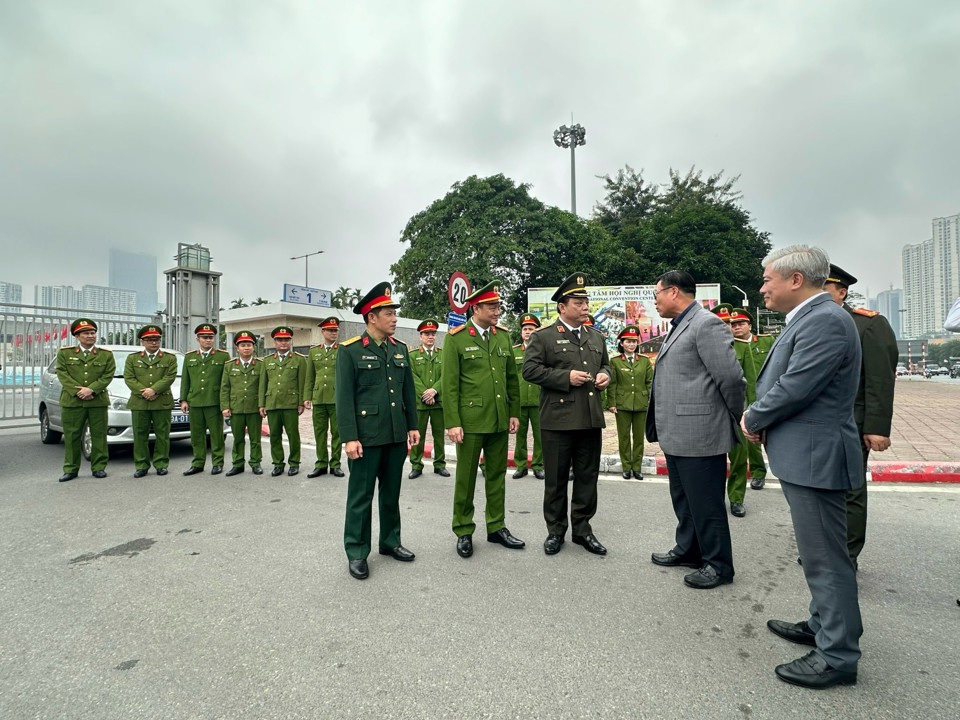 Trung tướng Nguyễn Hải Trung, Gi&aacute;m đốc C&ocirc;ng an TP H&agrave; Nội trực tiếp kiểm tra c&ocirc;ng t&aacute;c triển khai phương &aacute;n bảo vệ, bảo đảm&nbsp;an ninh, an to&agrave;n tại một số điểm tr&ecirc;n địa b&agrave;n TP.
