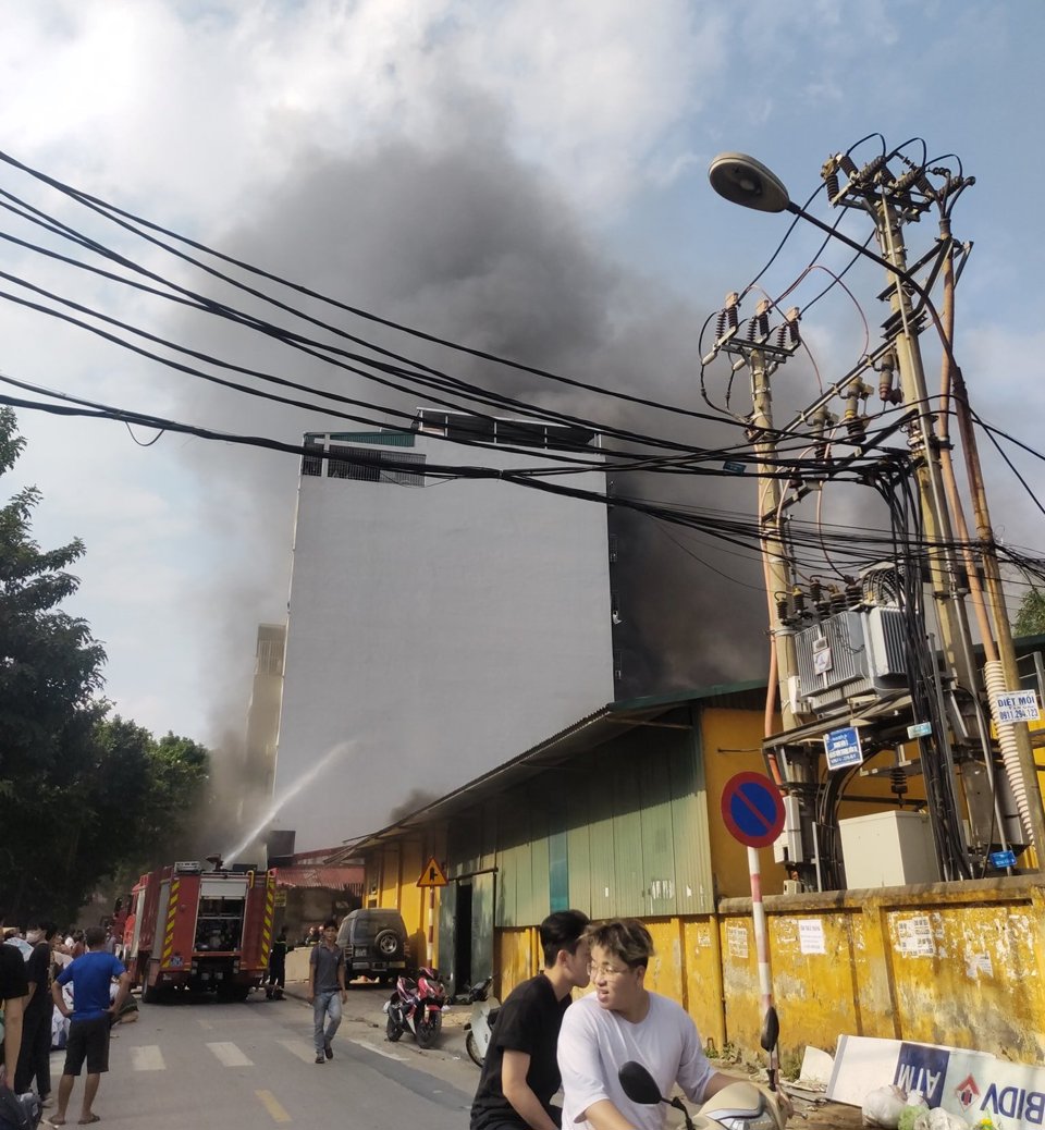 Cháy cửa hàng cơ khí ở Trung Văn, quận Nam Từ Liêm - Ảnh 2