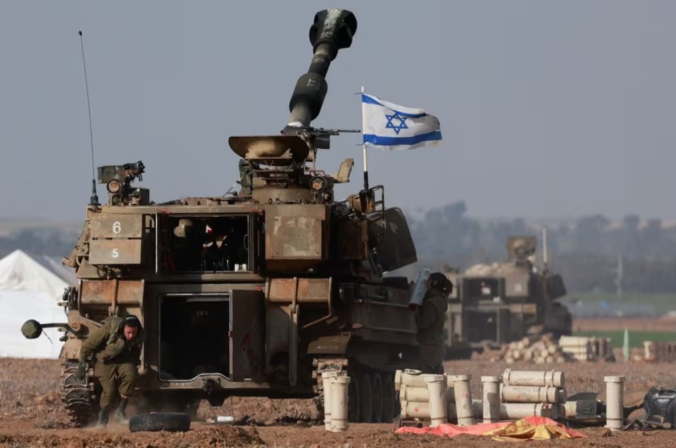 Một đơn vị ph&aacute;o binh của Israel hoạt động gần bi&ecirc;n giới với Gaza, trong bối cảnh xung đột đang diễn ra giữa Israel v&agrave; Hamas, ng&agrave;y 12/12/2023. Ảnh: Reuters