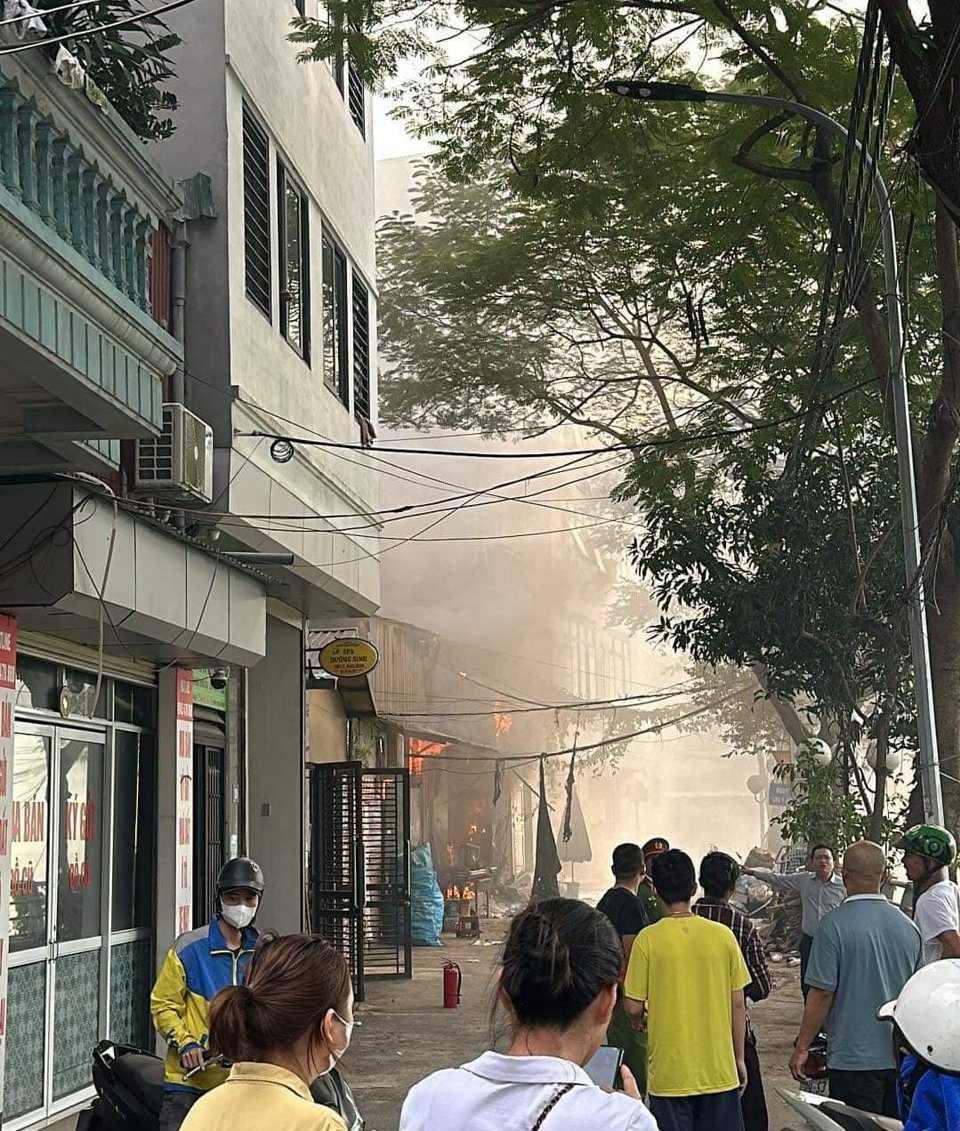 Cháy cửa hàng cơ khí ở Trung Văn, quận Nam Từ Liêm - Ảnh 1
