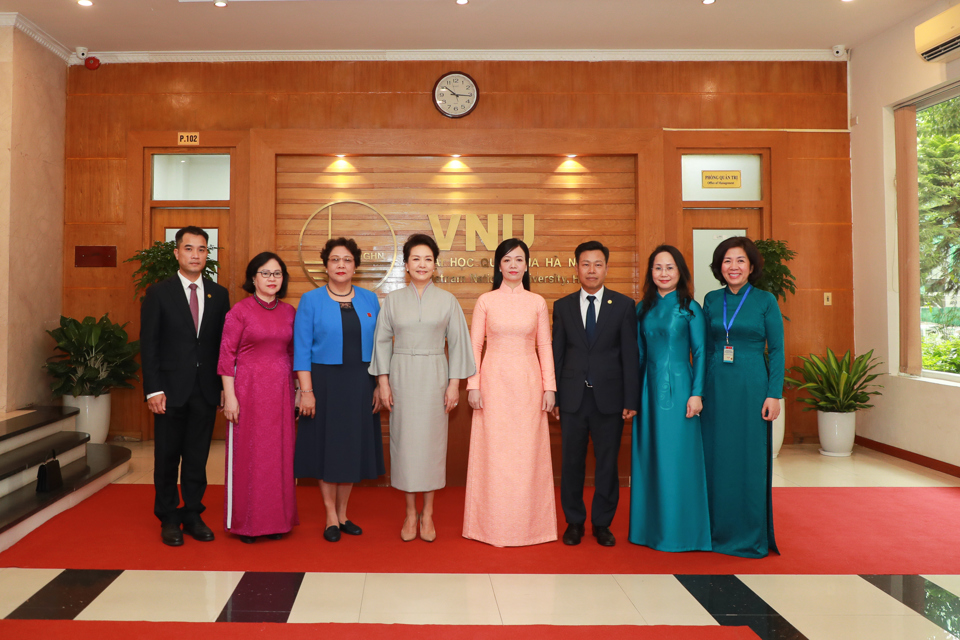 Phu nh&acirc;n Tổng B&iacute; thư, Chủ tịch nước Trung Quốc GS. B&agrave;nh Lệ Vi&ecirc;n v&agrave; phu nh&acirc;n Chủ tịch nước Việt Nam Phan Thị Thanh T&acirc;m. Ảnh: Điệp Quy&ecirc;n