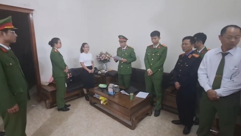 Cơ quan chức năng đọc lệnh bắt tạm giam b&agrave; Nguyễn Thị Xuyến (ảnh CATH)
