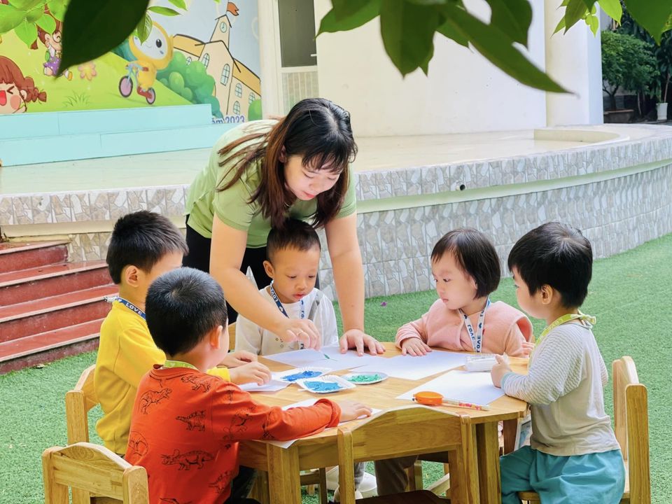 Các tiết học gần gũi với thiên nhiên của cô trò Trường Mầm non Việt Triều Hữu nghị (Ảnh: FBNT)
