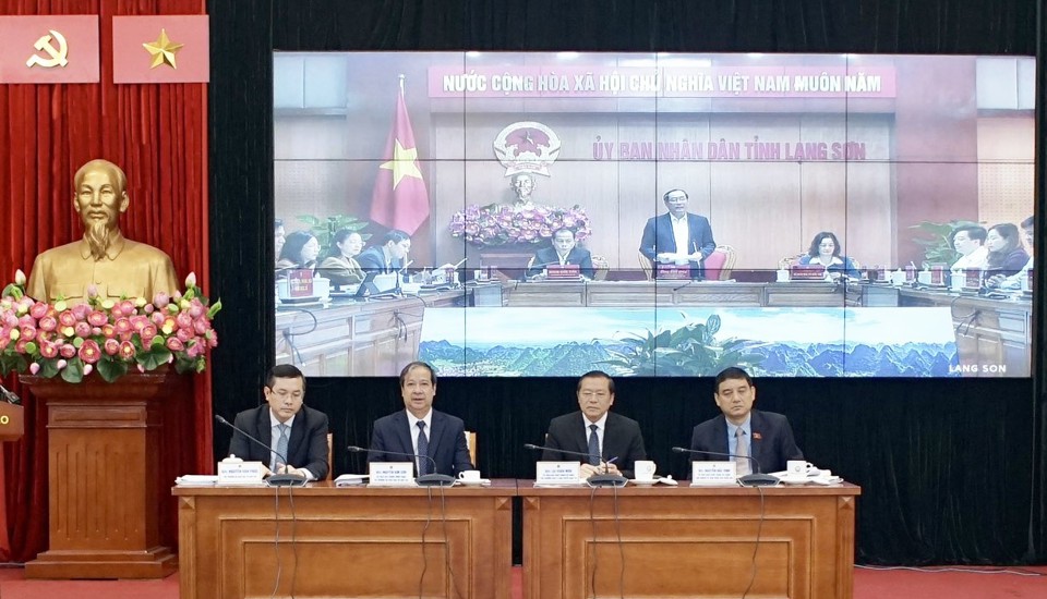 Đại diện lãnh đạo TW và Bộ trưởng Bộ GD&ĐT Nguyễn Kim Sơn điều hành hội nghị