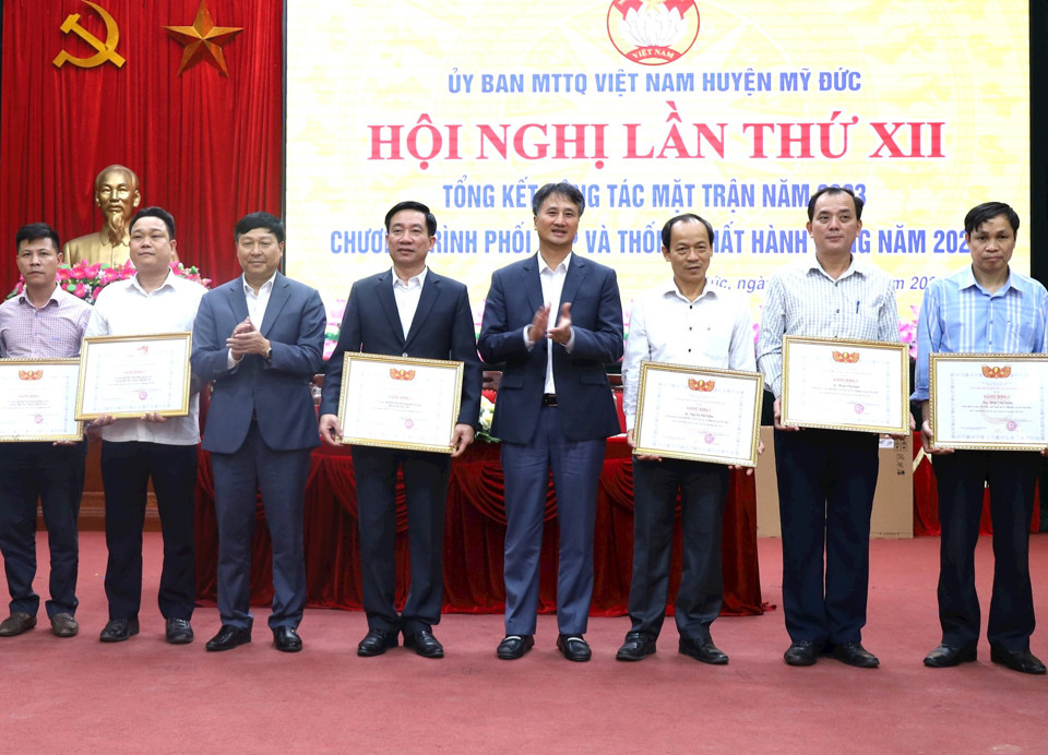 Khen thưởng cho c&aacute;c c&aacute; nh&acirc;n, tập thể xuất sắc trong c&ocirc;ng t&aacute;c Mặt trận năm 2023