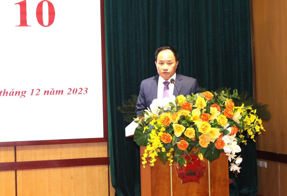 Chủ tịch HĐND quận Hai B&agrave; Trưng Trần Quyết Thắng ph&aacute;t biểu khai mạc Kỳ họp.