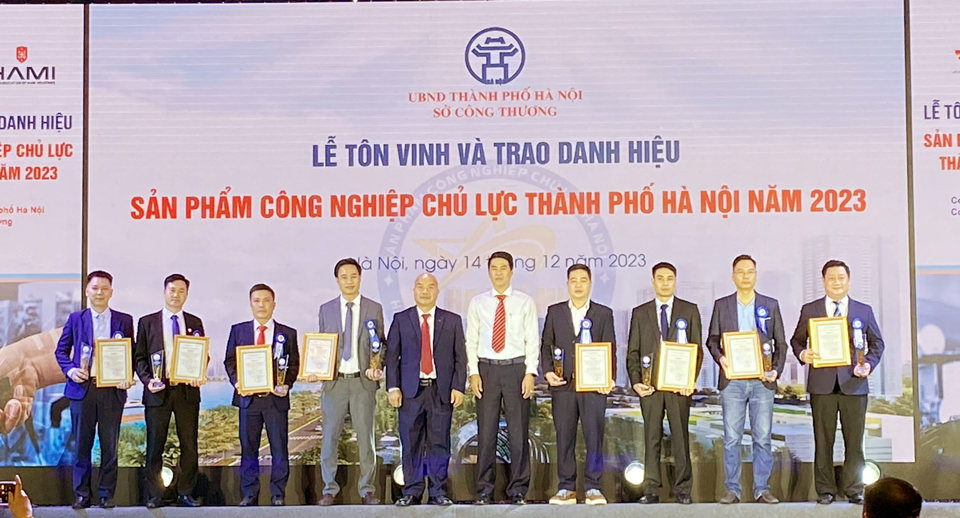 TP H&agrave; Nội trao danh hiệu sản phẩm c&ocirc;ng nghiệp chủ lực cho c&aacute;c doanh nghiệp đoạt giải. Ảnh: Ho&agrave;i Nam