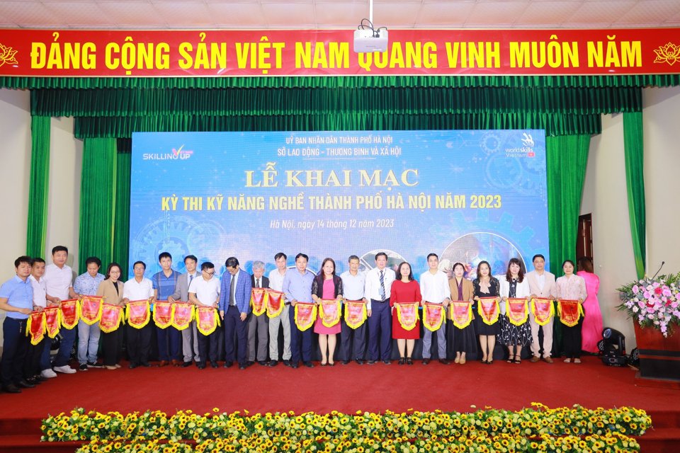 Kỳ thi Kỹ năng nghề TP H&agrave; Nội năm 2023 c&oacute; sự tham dự của 284 th&iacute; sinh ti&ecirc;u biểu, xuất sắc đua t&agrave;i đến từ 46 cơ sở gi&aacute;o dục nghề nghiệp v&agrave; DN. Ảnh: Trần Oanh.