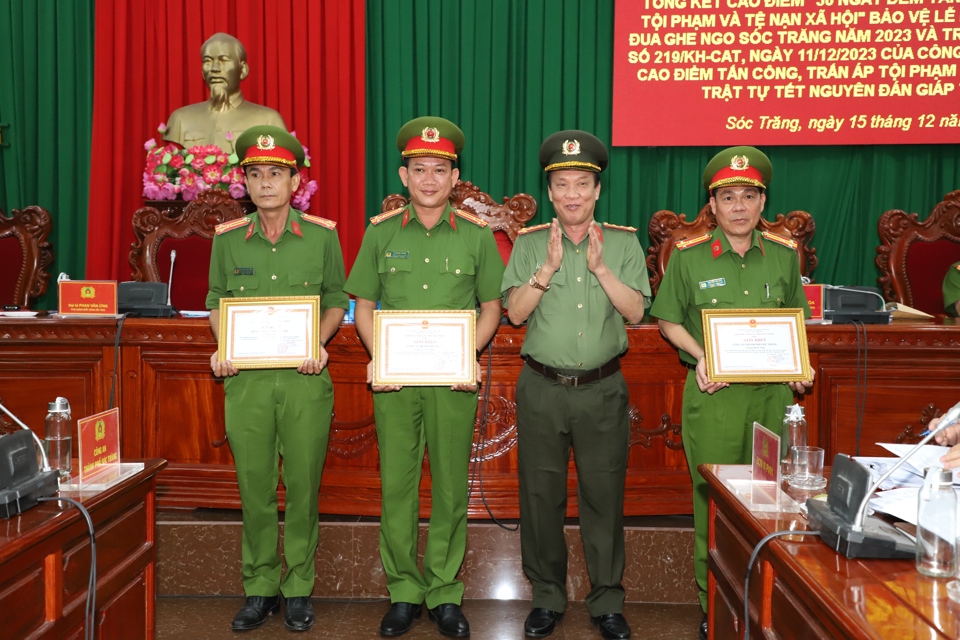 Đại t&aacute; Phạm Quốc Việt - Tỉnh ủy vi&ecirc;n, Ph&oacute; Gi&aacute;m đốc C&ocirc;ng an tỉnh trao Giấy khen của Gi&aacute;m đốc C&ocirc;ng an tỉnh cho 3 tập thể c&oacute; th&agrave;nh xuất sắc trong thực hiện cao điểm&rdquo; 30 ng&agrave;y, đ&ecirc;m tấn c&ocirc;ng, truy qu&eacute;t tội phạm v&agrave; tệ nạn x&atilde; hội&rdquo; bảo vệ Lễ hội O&oacute;c Om B&oacute;c - Đua ghe Ngo tỉnh S&oacute;c Trăng năm 2023. Ảnh Xu&acirc;n Lương