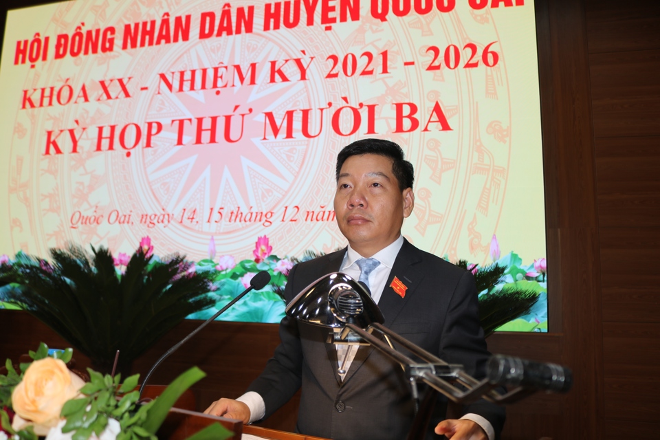 Chủ tịch UBND huyện Quốc Oai Nguyễn Trường Sơn ph&aacute;t biểu tại kỳ họp.