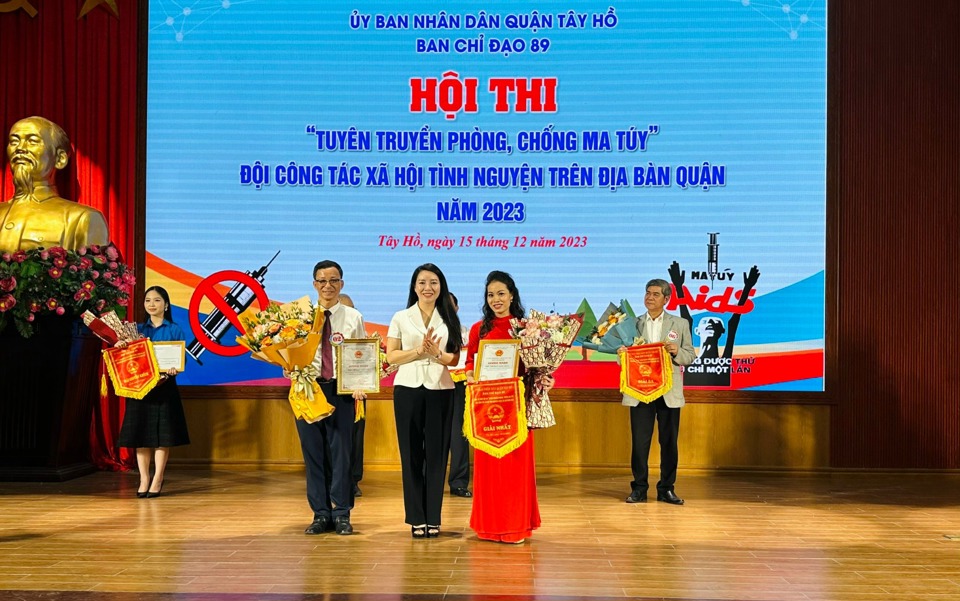 Ban Tổ chức trao giải nhất cho đội thi phường Ph&uacute; Thượng