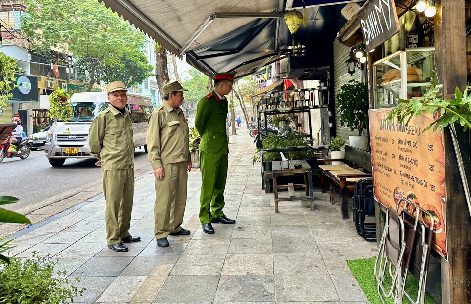 Lực lượng chức năng phường L&yacute; Th&aacute;i Tổ thường xuy&ecirc;n tuy&ecirc;n truyền tới c&aacute;c cơ sỏ kinh doanh tr&ecirc;n địa b&agrave;n phường&nbsp; tu&acirc;n thủ đ&uacute;ng quy định