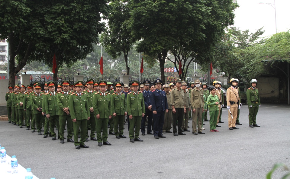 Quang cảnh buổi ra qu&acirc;n.