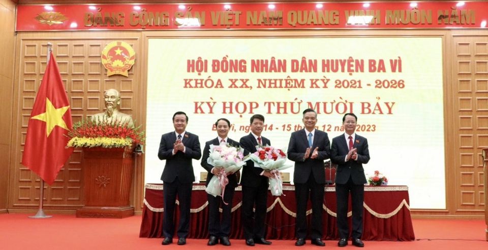 C&aacute;c đồng ch&iacute; trong Ban Thường vụ Huyện ủy tặng hoa ch&uacute;c mừng t&acirc;n Ph&oacute; Chủ tịch UBND huyện Ba V&igrave; L&ecirc; Văn Qu&acirc;n.