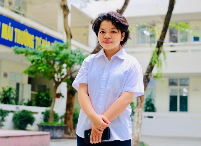 Nữ sinh Lê Tuệ Chi, học sinh lớp 12A2 Trường THPT chuyên Ngoại ngữ vừa trúng tuyển ĐH Havard với học bổng 100%