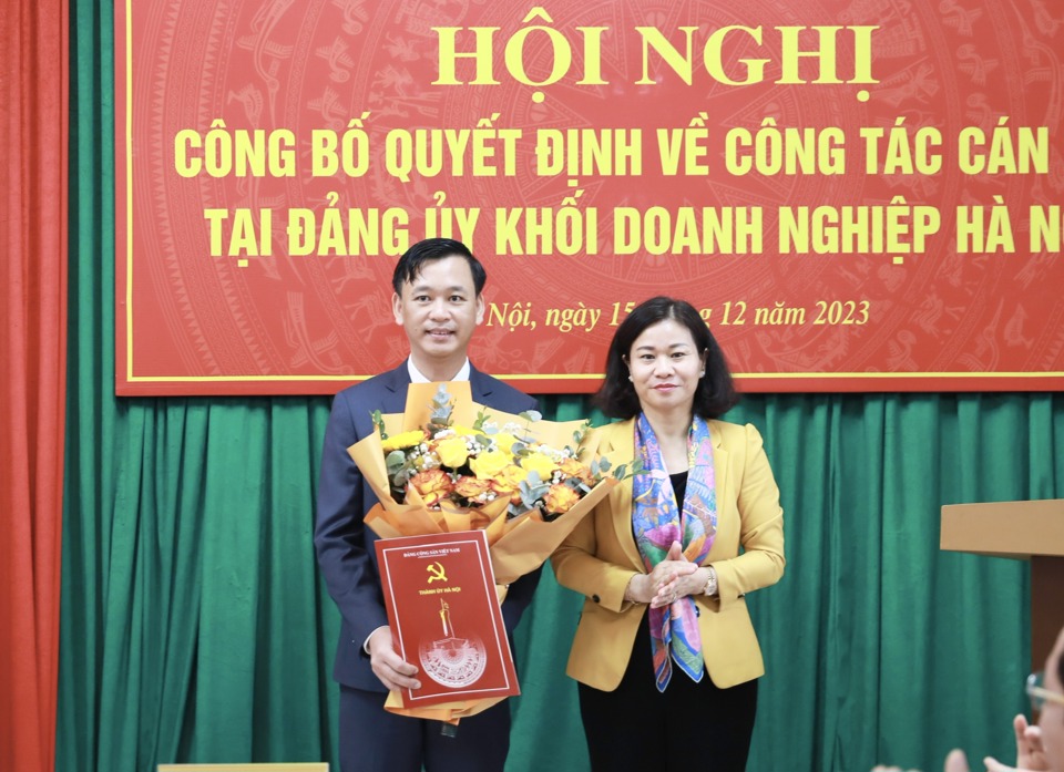 Ph&oacute; B&iacute; thư Thường trực Th&agrave;nh uỷ H&agrave; Nội Nguyễn Thị Tuyến trao Quyết định cho&nbsp;&ocirc;ng Lương Mạnh Sơn.