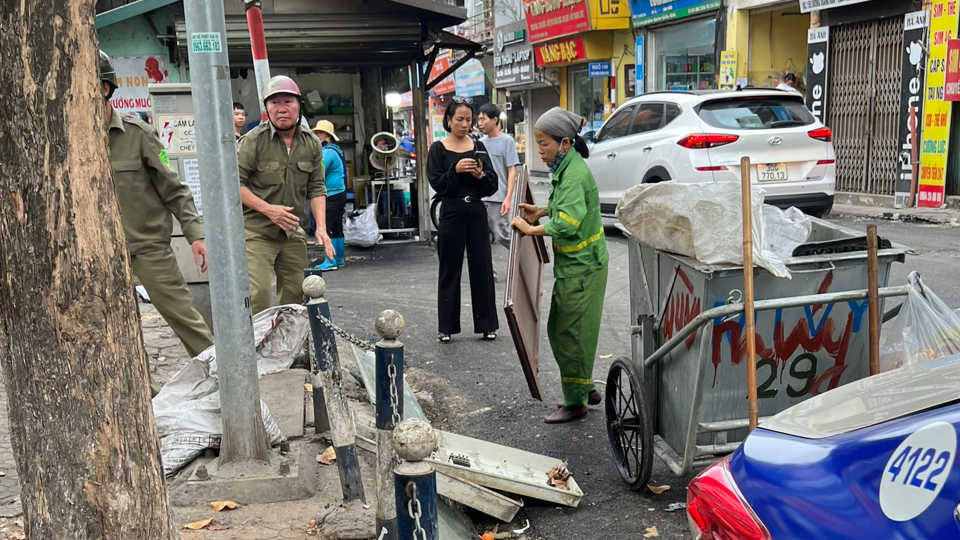 Lực lượng chức năng phường Quan Hoa dọn dẹp vệ sinh m&ocirc;i trường tr&ecirc;n địa b&agrave;n.