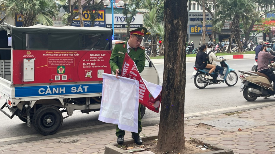 Lực lượng chức năng phường Nghĩa Đ&ocirc; ra qu&acirc;n xử l&yacute; vi phạm.