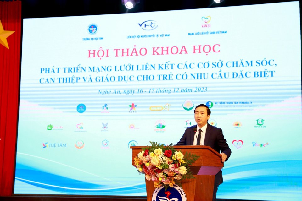 B&iacute; thư Đảng ủy, Chủ tịch Hội đồng trường Đại học Vinh, Tiến sĩ Nguyễn Ngọc Hiền ph&aacute;t biểu khai mạc Hội thảo. Ảnh: Ho&agrave;ng Phạm