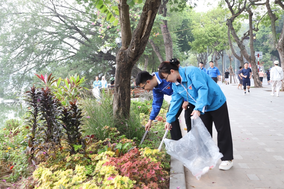 Quận Hoàn Kiếm: Nhặt sạch rác quanh Hồ Gươm - Ảnh 2