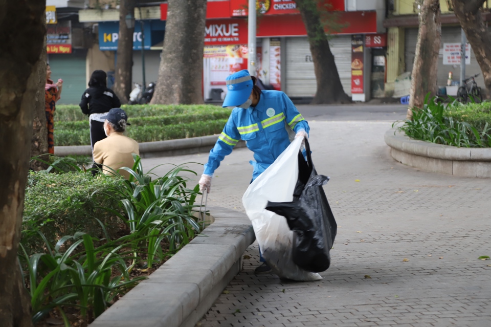 Quận Hoàn Kiếm: Nhặt sạch rác quanh Hồ Gươm - Ảnh 1