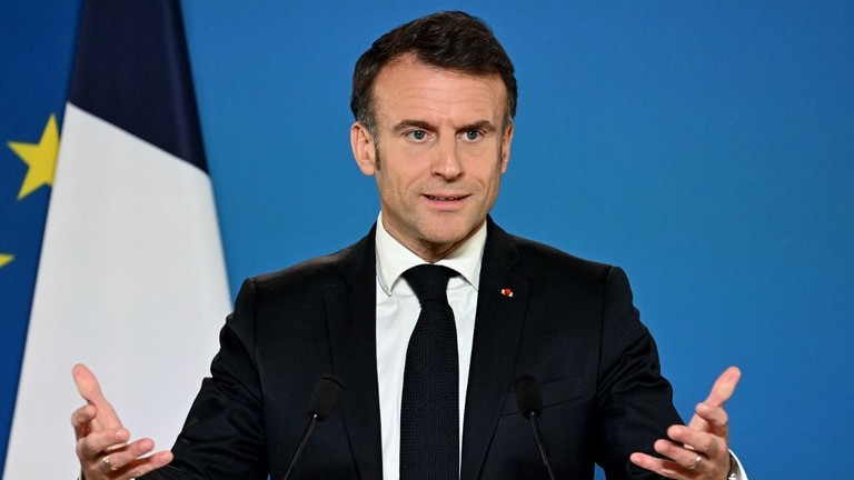 Tổng thống Ph&aacute;p Emmanuel Macron ph&aacute;t biểu trong&nbsp; cuộc họp b&aacute;o tại trụ sở EU ở&nbsp; Brussels, Bỉ h&ocirc;m 15/12. Ảnh: AFP
