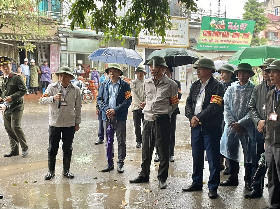 Ph&oacute; Chủ tịch UBND huyện Thường T&iacute;n B&ugrave;i C&ocirc;ng Thản chỉ đạo c&aacute;c cơ quan v&agrave; UBND x&atilde; V&acirc;n Tảo xử l&yacute; cưỡng chế c&ocirc;ng tr&igrave;nh vi phạm tọa lạc tr&ecirc;n k&ecirc;nh ti&ecirc;u 71