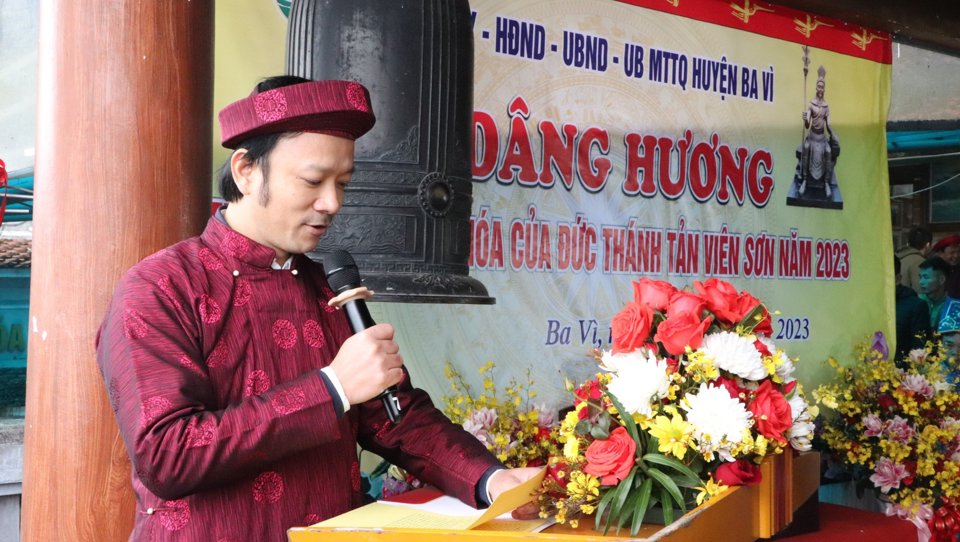 Ph&oacute; Chủ tịch UBND huyện Ba V&igrave; Nguyễn Đức Anh b&aacute;o c&aacute;o tại buổi lễ.