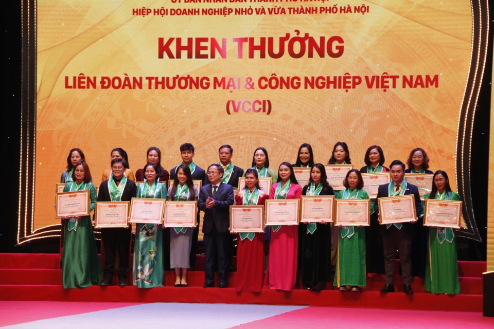 Li&ecirc;n đo&agrave;n Thương mại v&agrave; C&ocirc;ng nghiệp Việt Nam tặng Bằng khen cho c&aacute;c tập thể, c&aacute; nh&acirc;n. Ảnh: Khắc Ki&ecirc;n