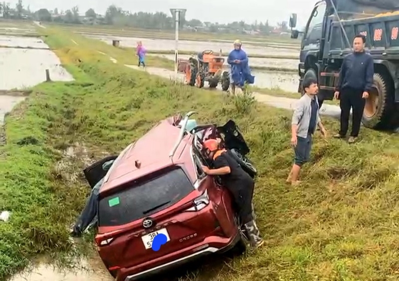 Người d&acirc;n nhanh ch&oacute;ng cạy cửa đưa c&aacute;c nạn nh&acirc;n đi cấp cứu tại Trung t&acirc;m Y tế huyện Kỳ Anh