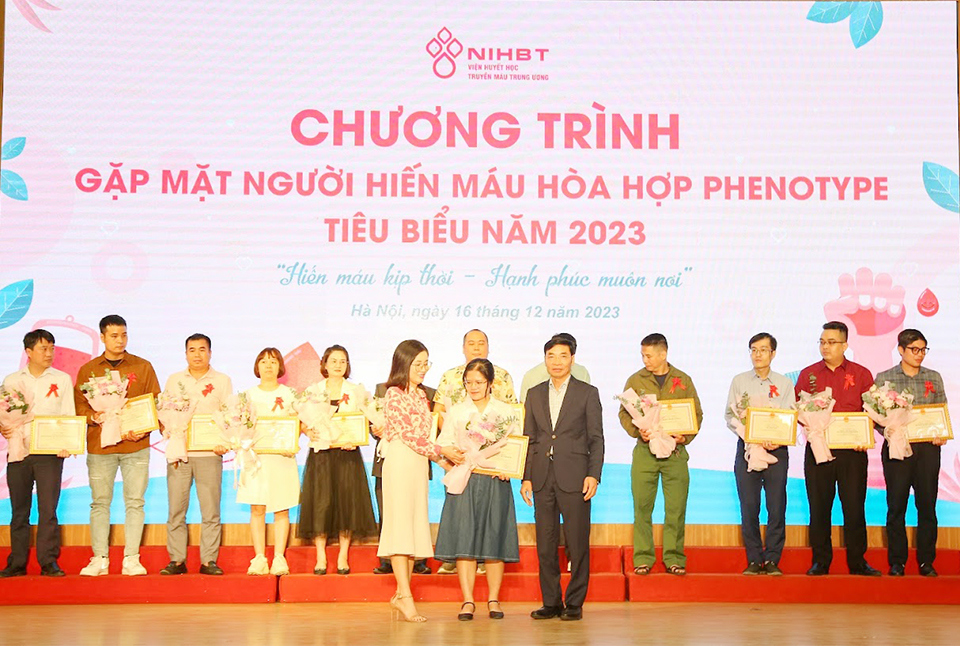 Chị L&ecirc; Thị Thu Phương (33 tu&ocirc;̉i) - giảng vi&ecirc;n trường Đại học Y dược, Đại học Quốc gia H&agrave; Nội vinh dự được nh&acirc;̣n&nbsp;giấy khen của Viện&nbsp;Huyết học &ndash; Truyền m&aacute;u Trung ương cho người hiến m&aacute;u phenotype ti&ecirc;u biểu.