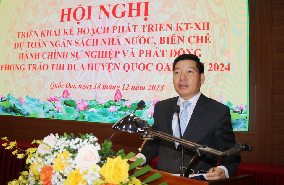 Chủ tịch UBND huyện Quốc Oai Nguyễn Trường Sơn ph&aacute;t biểu tại hội nghị.