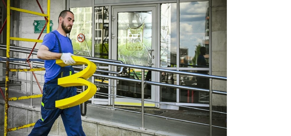 Một nh&acirc;n vi&ecirc;n th&aacute;o bảng hiệu McDonald's khỏi một nh&agrave; h&agrave;ng tại Moscow, Nga. Ảnh: RT