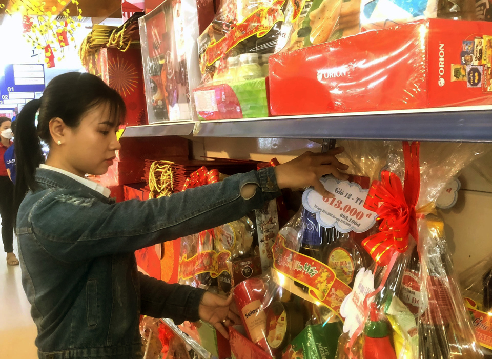 Người tiêu dùng mua gói quà Tết tại siêu thị Co.op Mart. Ảnh: Hoài Nam