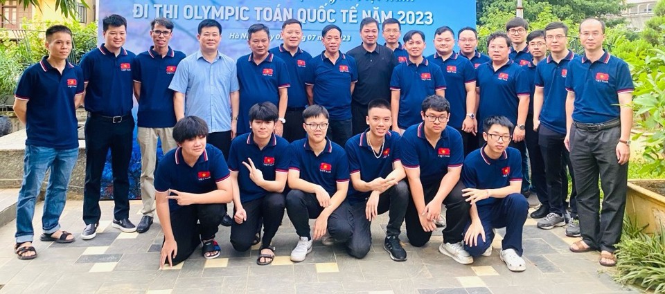Thầy Võ Quốc Bá Cẩn (thứ 8, hàng sau) cùng thành viên Ban huấn luyện và học sinh đội tuyển IMO Việt Nam 2023 (Ảnh: NVCC)