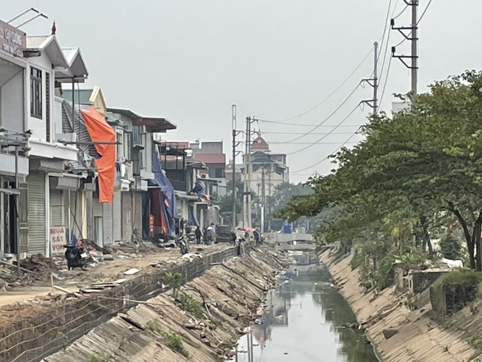 H&agrave;ng loạt hộ d&acirc;n c&oacute; c&ocirc;ng tr&igrave;nh vi phạm ven k&ecirc;nh T&acirc;y đ&atilde; phối hợp với UBND thị trấn Thường T&iacute;n chấp h&agrave;nh th&aacute;o dỡ c&ocirc;ng tr&igrave;nh b&agrave;n giao mặt bằng để thực hiện dự &aacute;n.