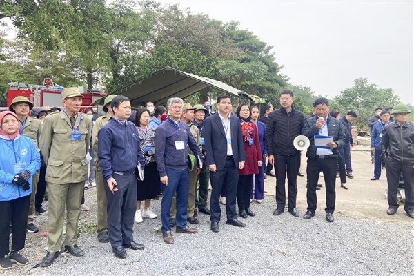 L&atilde;nh đạo UBND huyện Gia L&acirc;m v&agrave; c&aacute;c lực lượng chức năng tại buổi cưỡng chế thu hồi đất.