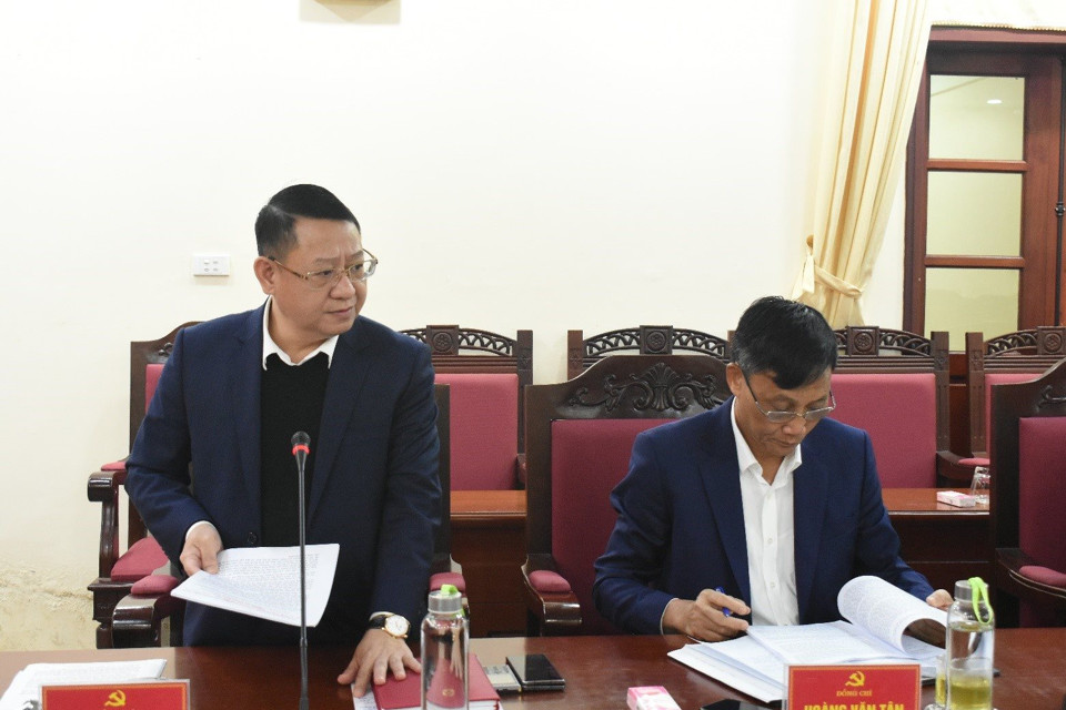 Chủ tịch UBND huyện M&ecirc; Linh Ho&agrave;ng Anh Tuấn b&aacute;o c&aacute;o kiểm điểm