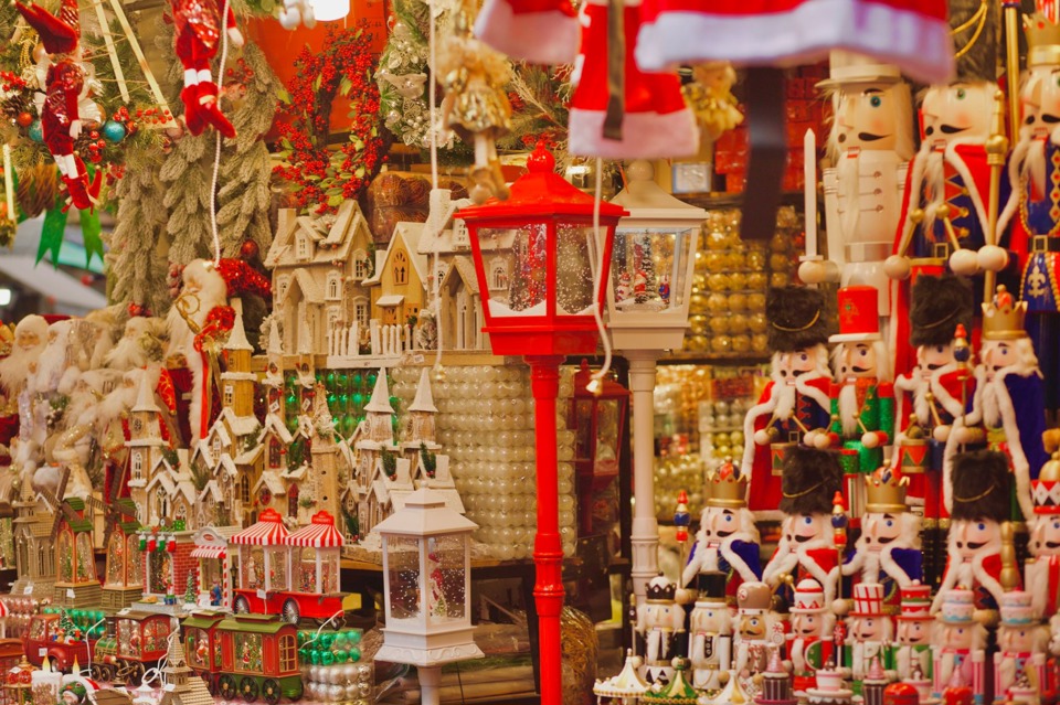 Hà Nội: Sôi động thị trường phụ kiện trang trí dịp Giáng sinh - Ảnh 1