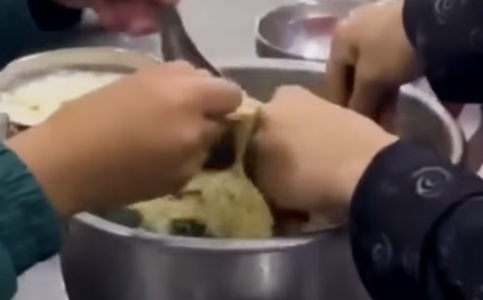 Học sinh lấy mì chan cơm ở trường Phổ thông dân tộc bán trú Tiểu học Hoàng Thu Phố 1. Ảnh: VTV24