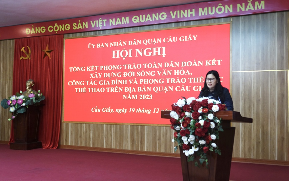 Ph&oacute; Chủ tịch UBND quận Cầu Giấy Trịnh Thị Dung ph&aacute;t biểu tại hội nghị.